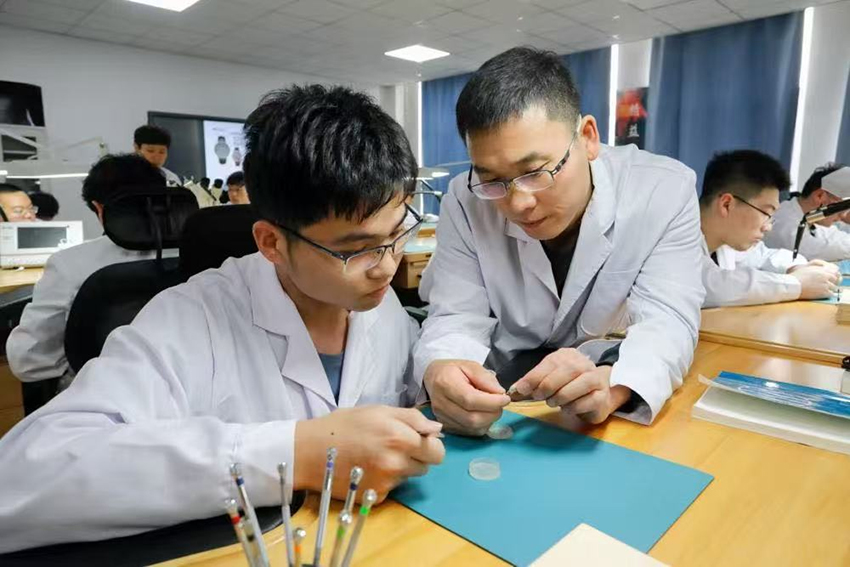 師生共同分析已裝配完成的計時機芯工作狀態(tài)。天津現(xiàn)代職業(yè)技術(shù)學院供圖